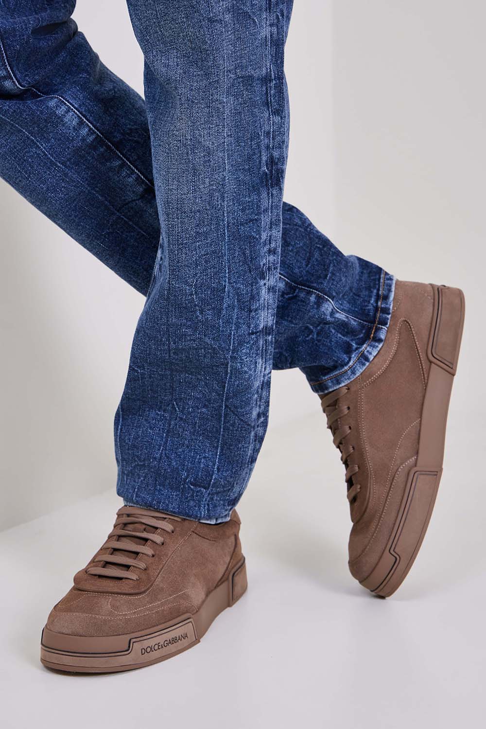 תמונת כל הלוק של נעלי סניקרס